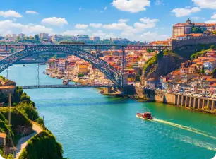 Vista panorâmica do rio Douro com a Ponte Luís I na cidade do Porto, Portugal.