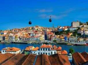 Vista colorida das casas e teleférico sobre o rio Douro em Vila Nova de Gaia, Portugal.